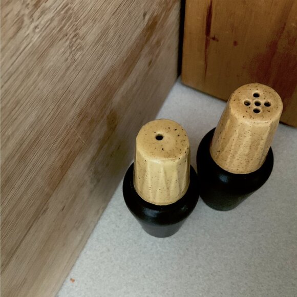 Vintage Japanese S&P Shakers - Mid-Century Wood/Ceramic/Gold Kitchenware - Picture 4 of 6